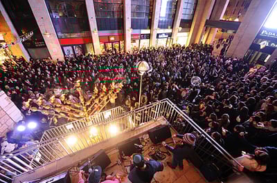 מסיבת חנוכה שארגנו צעירי חב"ד בירושלים