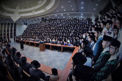 חנוכה בחצר הקודש ויז'ניץ • צפו בגלריה