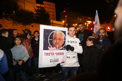 מאות מפגינים בכיכר פריז בשל גל הטרור