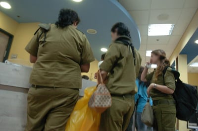 חיילים במרפאה צבאית. אילוסטרציה