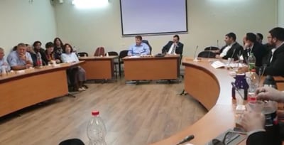 גרינברג בישיבה עם המנהלים