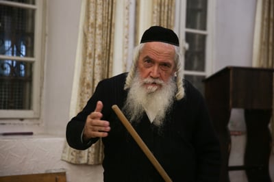 הקשיש שמקפיד לנקות את ביה"כ בעצמו