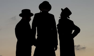 בחורים עם כובעי קטיפה. אילוסטרציה, למצולמים אין קשר לנאמר בכתבה