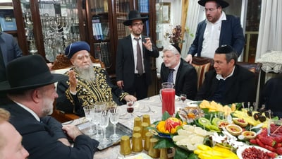 אלברטו כוכב קבע את המזוזה בבית הכנסת של הראשון לציון