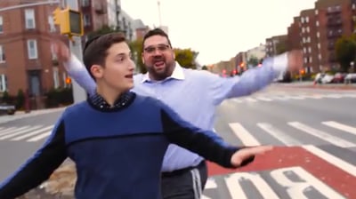 דוד פרלמן מארח את צבי זילברשטיין בקליפ