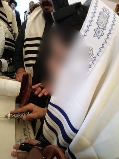 וּבְכָל מְאֹדֶךָ. ע. מניח תפילין ומתפלל בכל יום כבקי ורגיל