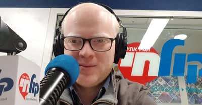 השדרן אשר גרייבר משחזר: "הכל עף בתאונה - חוץ מהכיפה"