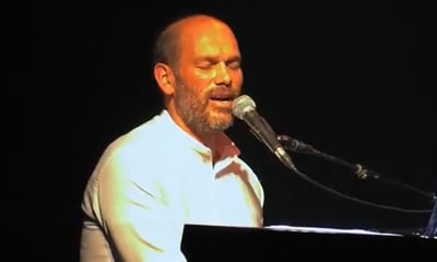 יונתן רזאל בביצוע לייב לשיר "כתר" • צפו