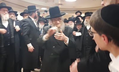 'הטיש' של המשגיח הליטאי בחתונת נכדתו • צפו