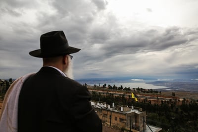 חרדי צופה מצפת על הכנרת המתמלאת