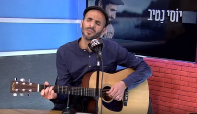 מתוך 'המבקר': יוסף נטיב מבצע את הלהיט