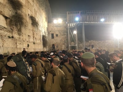 חיילי נצח יהודה בכותל