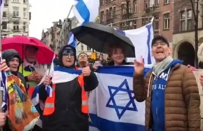 כשישי לפידות הקהיל סביבו תומכים הולנדים