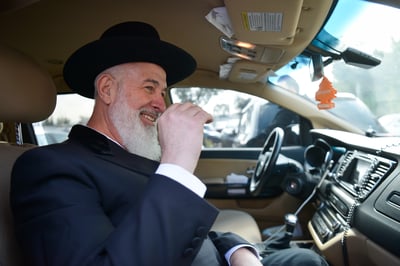 הרב מצגר עם שחרורו מהכלא, היום