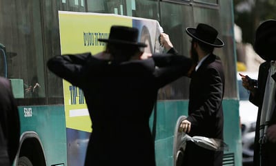 קיצונים תולשים פרסומת עם תמונת אישה. אילוסטרציה