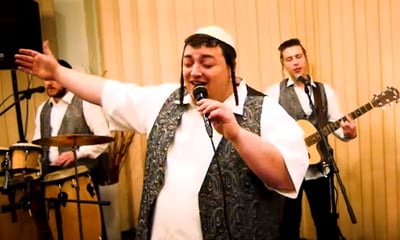 יואלי וייס בסינגל חדש בעברית: "שמחתנו"