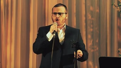 חיים גנץ מבצע את היצירה המודז'יצאית לפסח