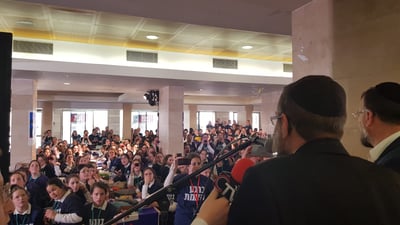 גפני מברך את מניפות הדגל: תזכו לזיווג הגון