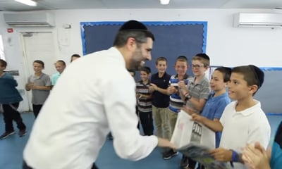 'סמייל': הזמר ארי גולדוואג בסינגל-קליפ חדש