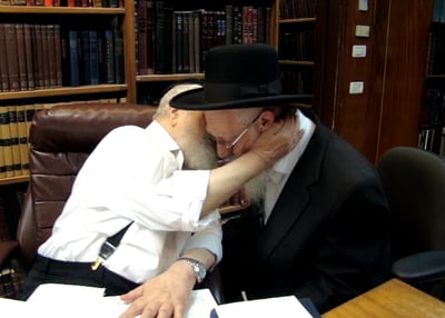 הפגישה המרגשת בין מרן לבנו הגאון רבי יעקב זצ"ל