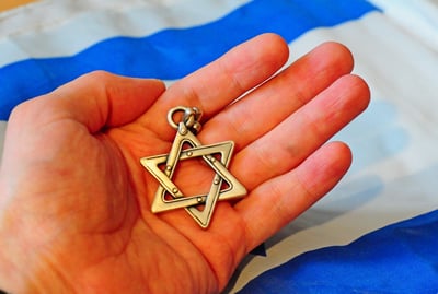 ונקדשתי בתוכם: התחברות עם אמונה ביום הזכרון
