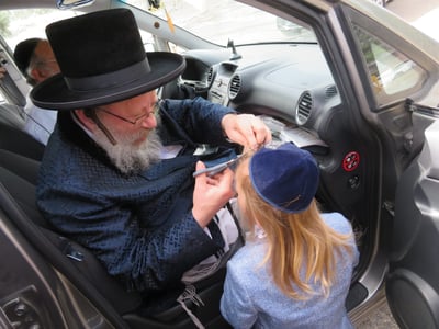 האדמו"ר מנדבורנא באניא במעמד ה'חלאקה' במירון