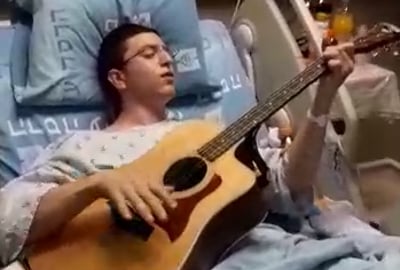 פצוע הפיגוע שר וניגן בבית החולים • צפו