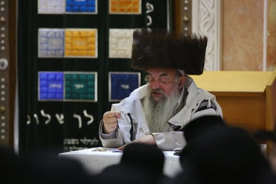 האדמו"ר מלעלוב בשבת התאחדות עם הבחורים השקדנים