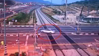 על פסי רכבת: כך נמלט נהג רכב מהשוטרים