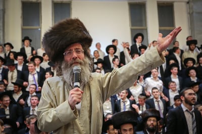 שוטרים עצרו את שמחת האירוסין של בת המשפיע