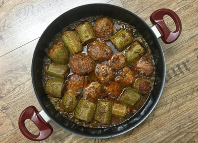 קישואים ממולאים וקציצות ברוטב עגבניות