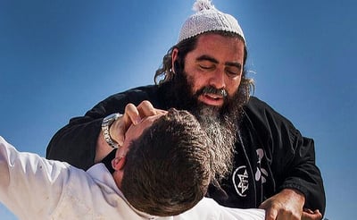 מוכנים לדקירת סכין? ה'נינג'ה החרדי' מדגים