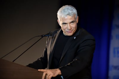לפיד צייץ סקר לעוקביו, ומחק בגלל התוצאה