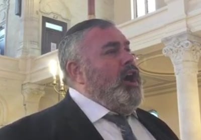 שמעון סיבוני מפליא בביצוע לייב ספונטני