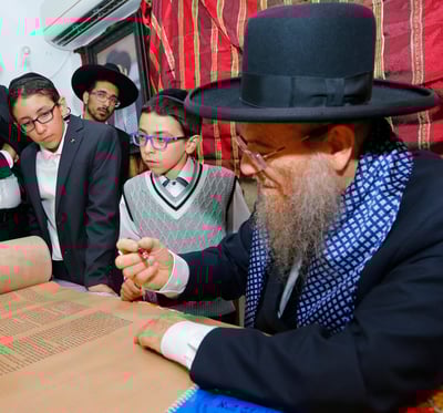 היתומים והסב הרב ברדא ליד ספר התורה
