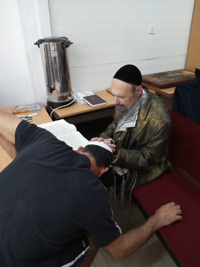 המקובל יחד עם אסיר