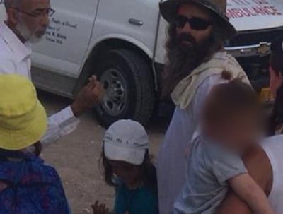 דקות לפני שבת: משפחה ברוכת ילדים חולצה מנחל עמוד