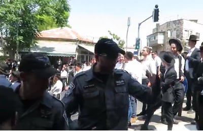 הויכוח עם השוטרים לאחר לקיחת המצלמה
