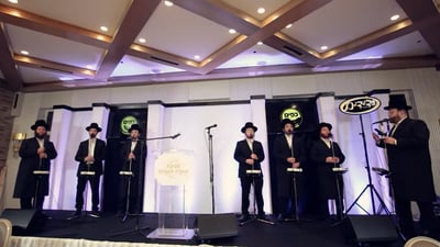 בין המצרים: 'ידידים' במחרוזת "אני מאמין"