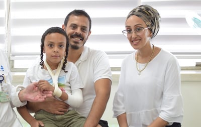 הילד החרדי שנדקר בגן המשחקים בא להודות למציליו. צפו