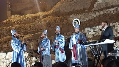 מקהלת נרננה שרו ליד החומות לבושים כלוויים