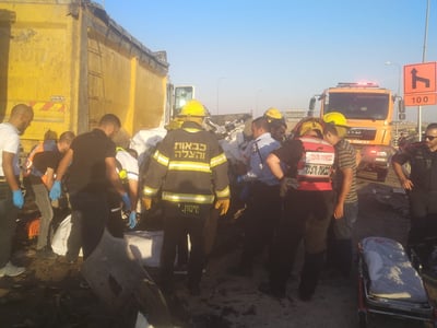 הרוג ותשעה פצועים בהתנגשות משאית ו-3 כלי רכב