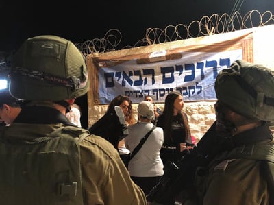 מטען הושלך: כאלף מתפללים בקבר יוסף בשכם