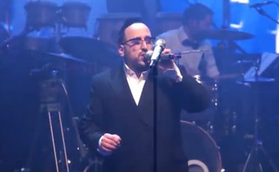 צפו: ליפא שמלצר מבצע את להיטי העבר שלו