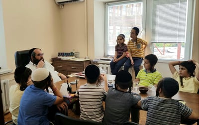 צפו: ילדי החיידר באומן נבחנו בענייני כשרות