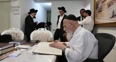 תיעוד מרגש: נשיא המועצת שקוע בלימוד