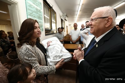 יצחק ורבקה רביץ עשו ברית לילד ה-12 • גלריה