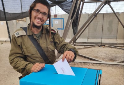 צפו: החייל החרדי כבר הצביע לכנסת ה-22