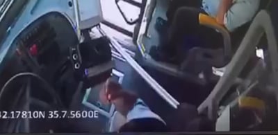 צפו: הנהג מביתר "מתעסק" - ומאבד שליטה