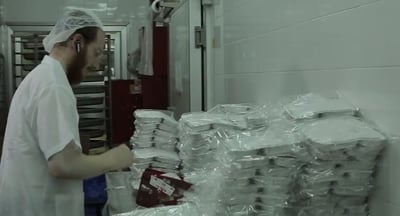 אורזים מנות למשלוח למשפחות בית התבשיל